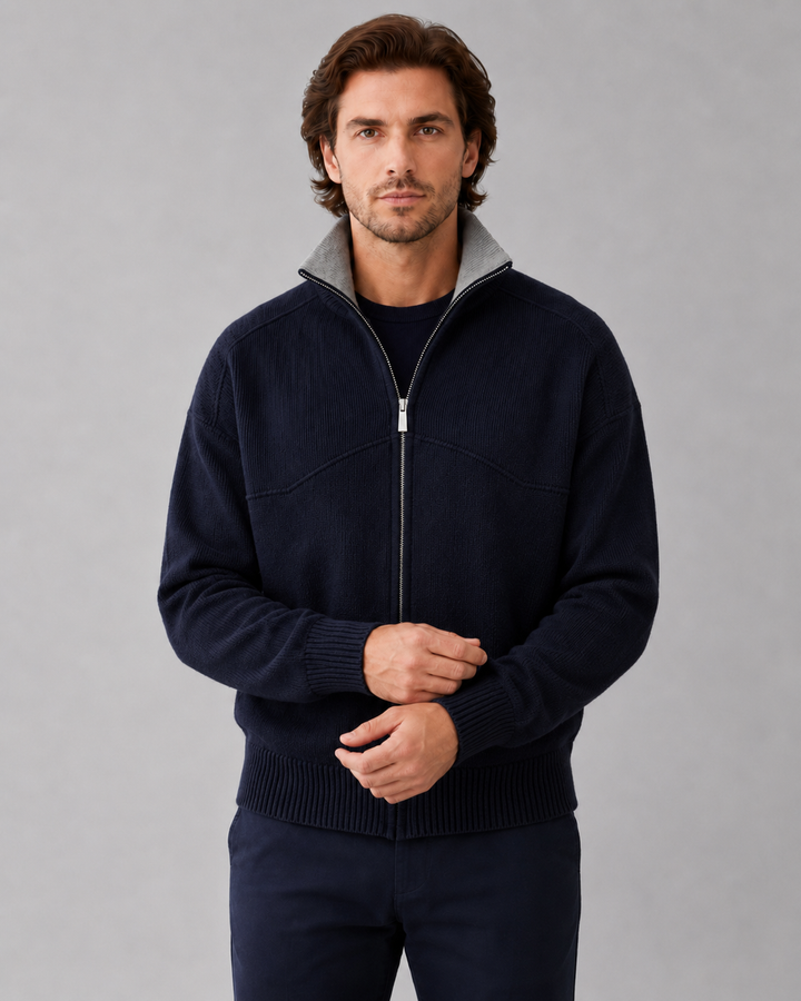 Cardigan uomo casual full-zip blu scuro con collo alto, perfetto per un look rilassato ma curato.