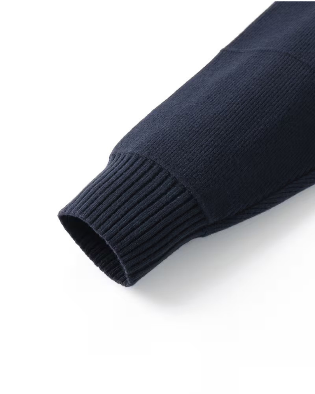 Moda uomo: cardigan full-zip grigio collo alto. Maglia confortevole per un outfit maschile autunno/inverno.