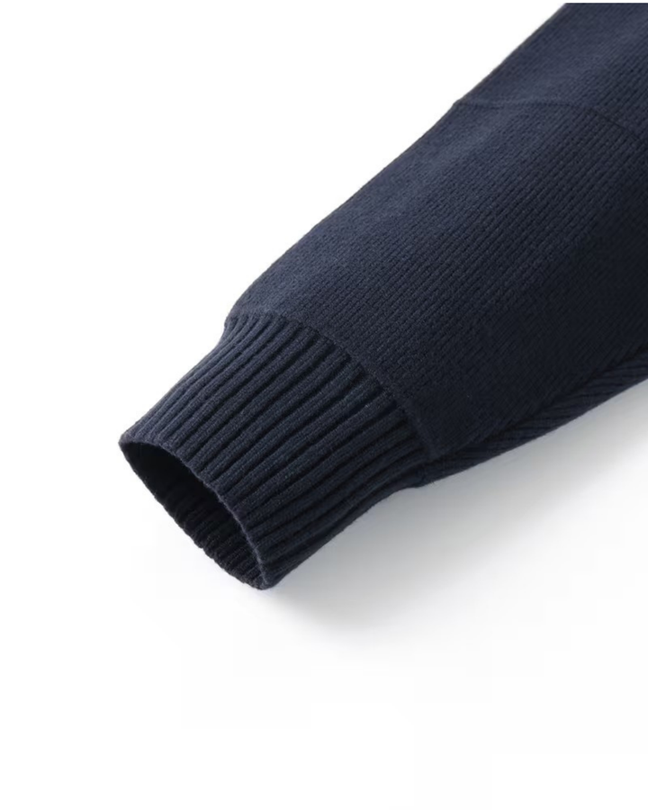 Moda uomo: cardigan full-zip grigio collo alto. Maglia confortevole per un outfit maschile autunno/inverno.