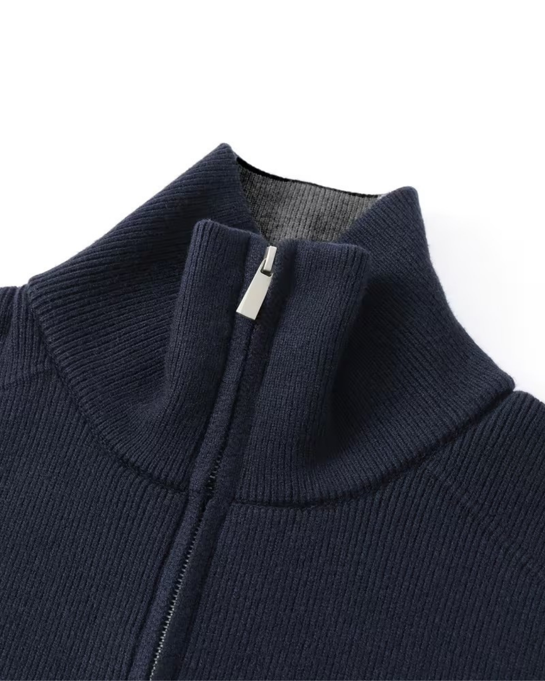 Cardigan uomo zip frontale e collo alto protettivo. Maglia versatile blu scuro per autunno e inverno.