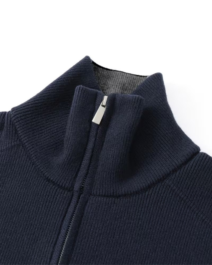 Cardigan uomo zip frontale e collo alto protettivo. Maglia versatile blu scuro per autunno e inverno.