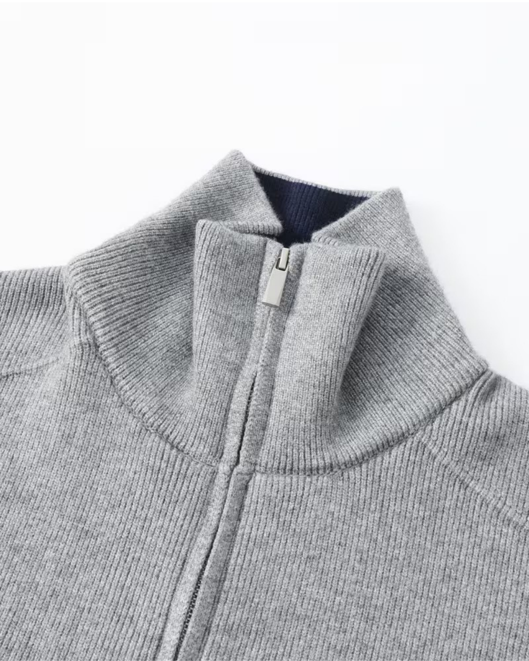 Cardigan uomo full-zip collo alto, disponibile in blu scuro o grigio, comfort e stile per l'inverno.