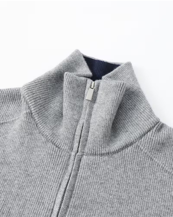 Cardigan uomo full-zip collo alto, disponibile in blu scuro o grigio, comfort e stile per l'inverno.
