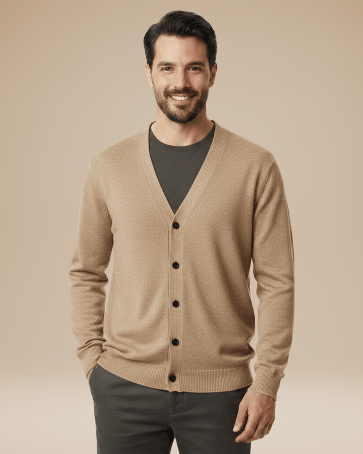 Cardigan maschile in maglieria fine, scollo a V e bottoni. Per un outfit raffinato e confortevole.