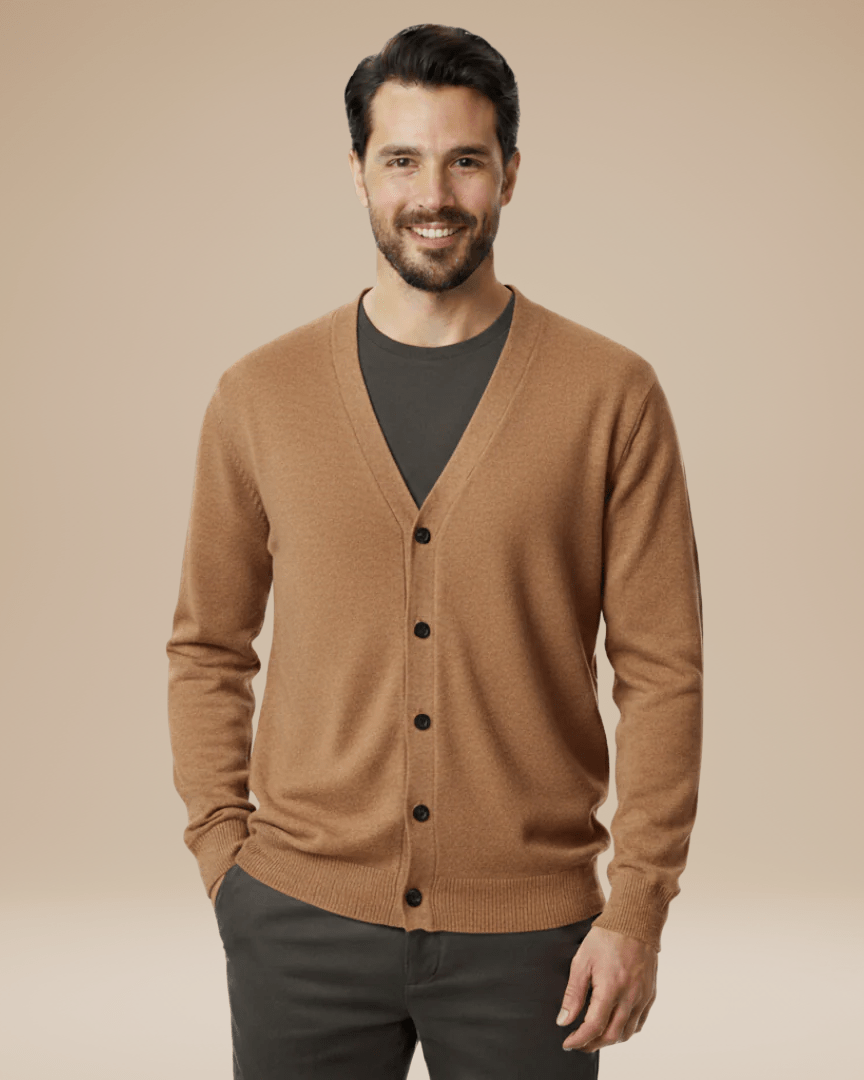 Cardigan in maglieria da uomo, scollo a V con bottoni. Un capo versatile per un look curato e confortevole.