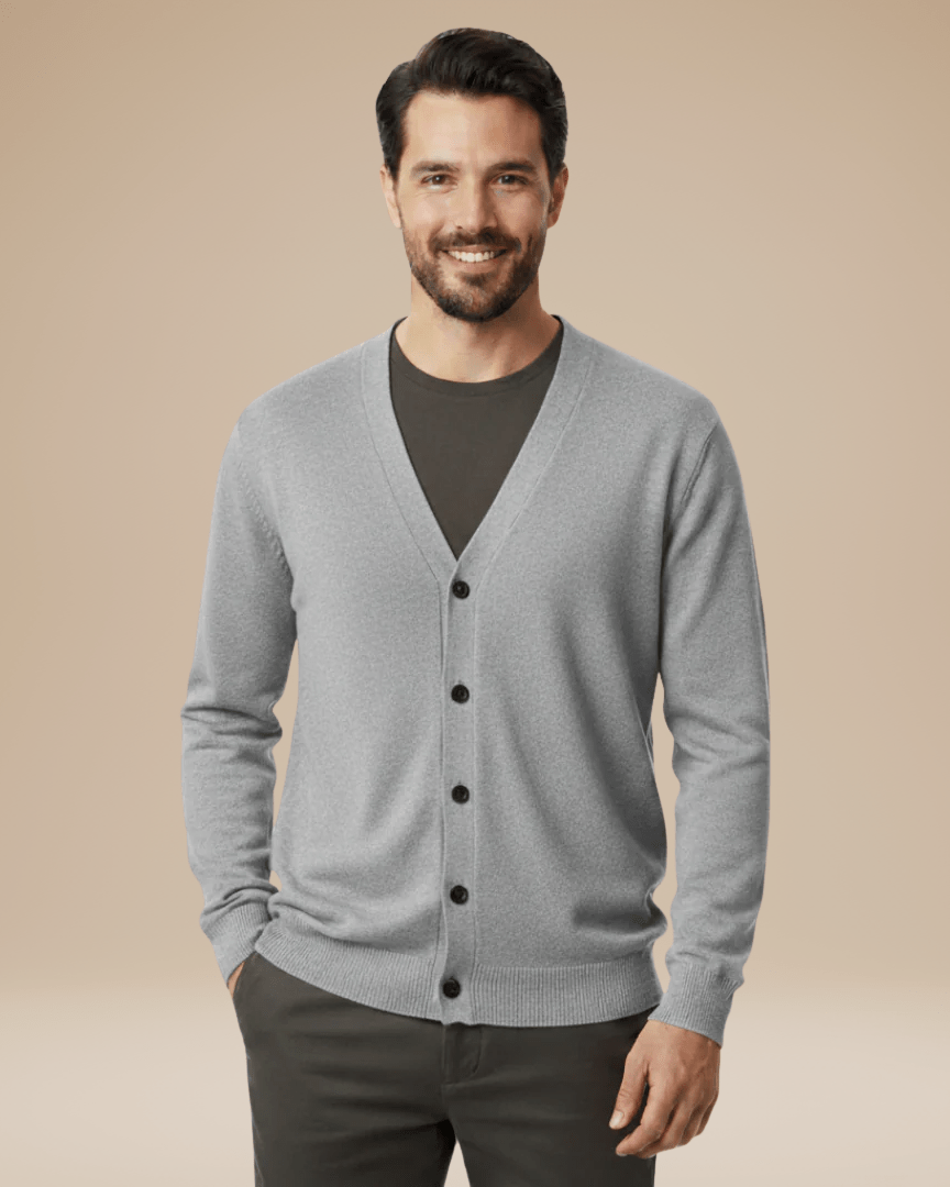 Abbigliamento uomo autunnale: cardigan con scollo a V e bottoni. Maglieria di tendenza per un comfort quotidiano.