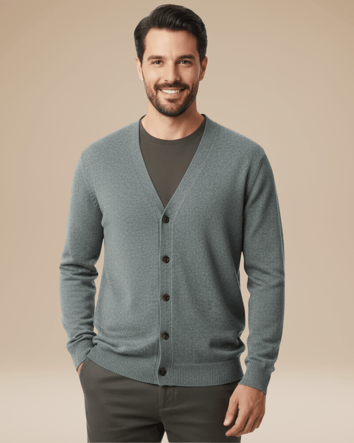 Cardigan uomo scollo V, bottoni eleganti. Perfetto per outfit casual-chic autunno/inverno.