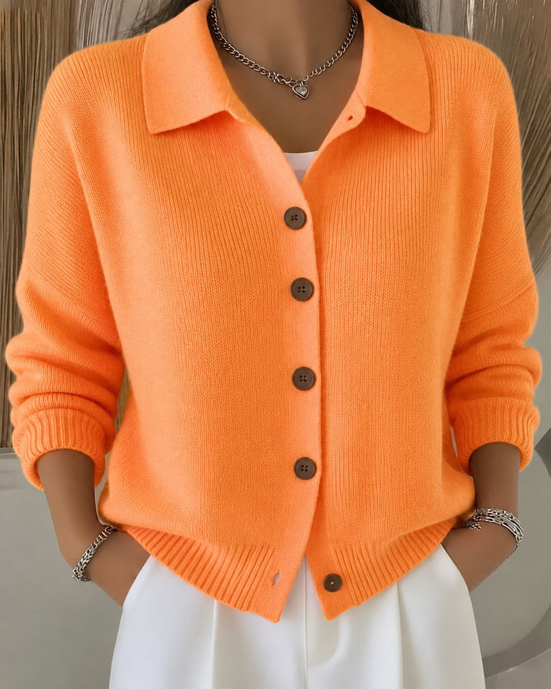 Cardigan donna con colletto a polo e bottoni, maglieria elegante e calda per abbigliamento femminile autunnale.