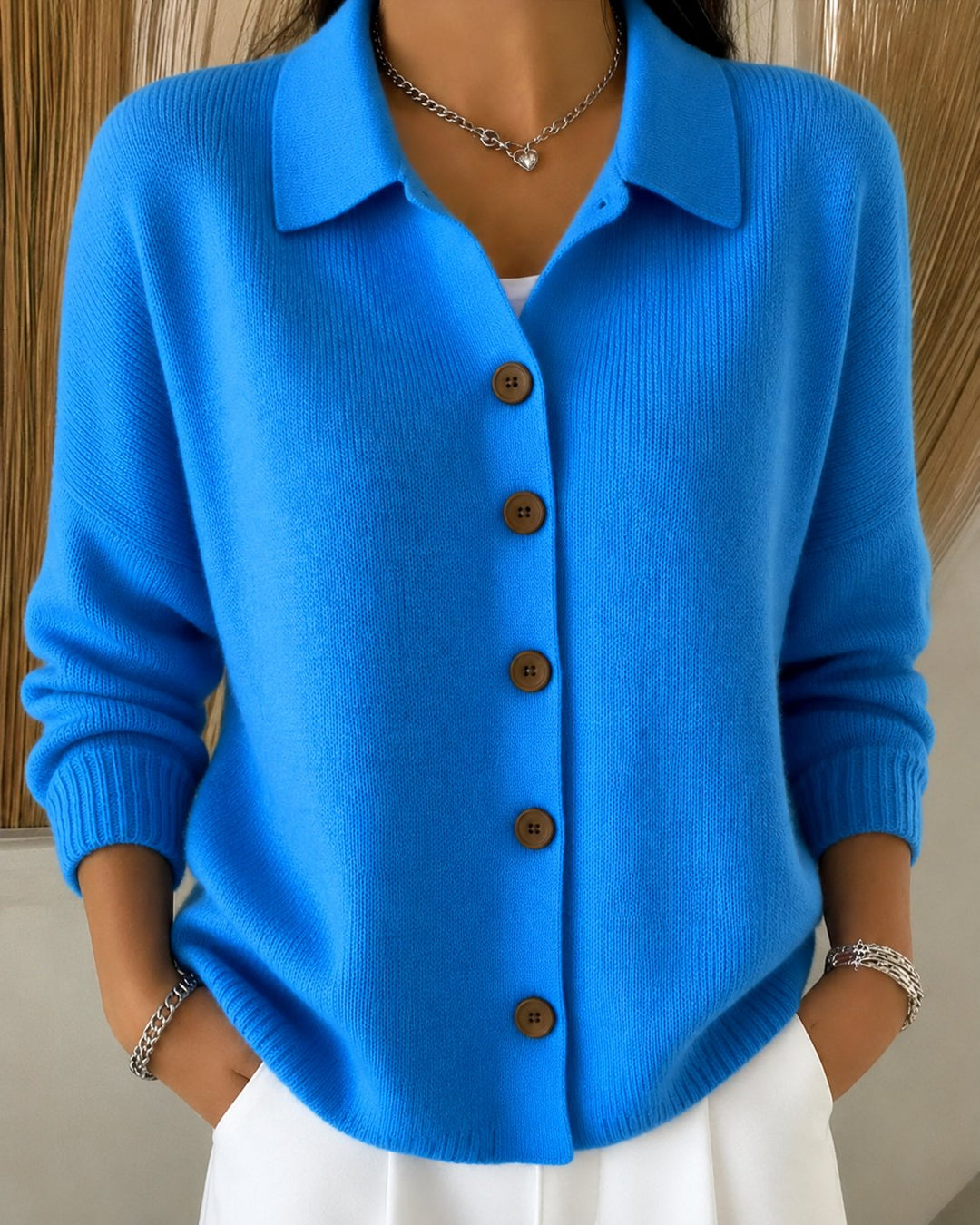 Cardigan donna elegante con colletto a polo e bottoni frontali, perfetto per look autunnali chic e moderni.