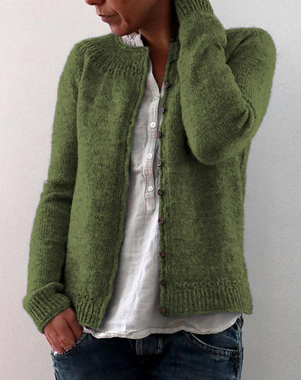 Maglia cardigan girocollo da donna verde, chic ed elegante, con bottoni. Ideale per la moda autunno/primavera.