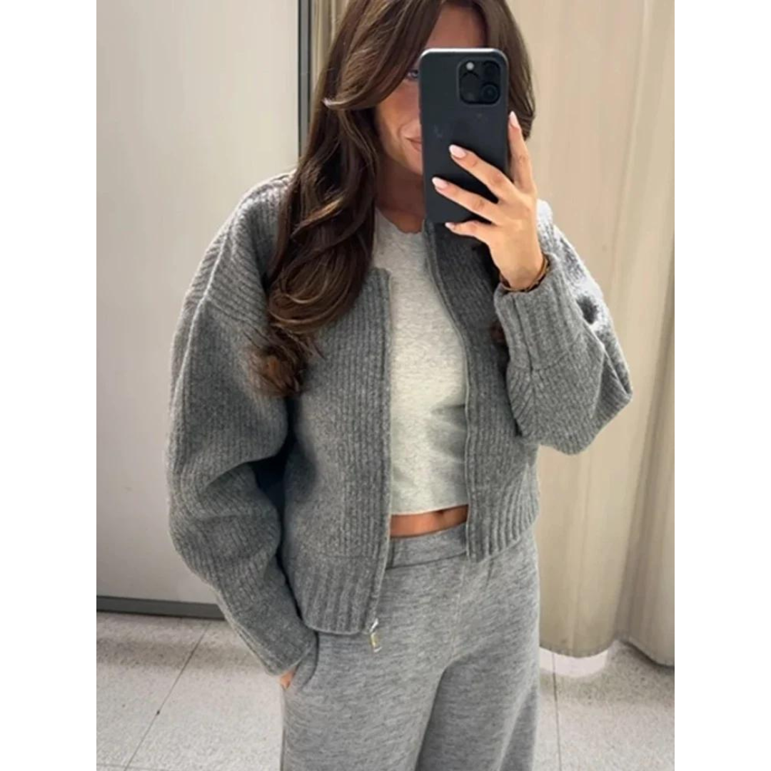 Cardigan donna grigio con cerniera e girocollo, ideale per un look casual-chic. Abbigliamento femminile versatile.
