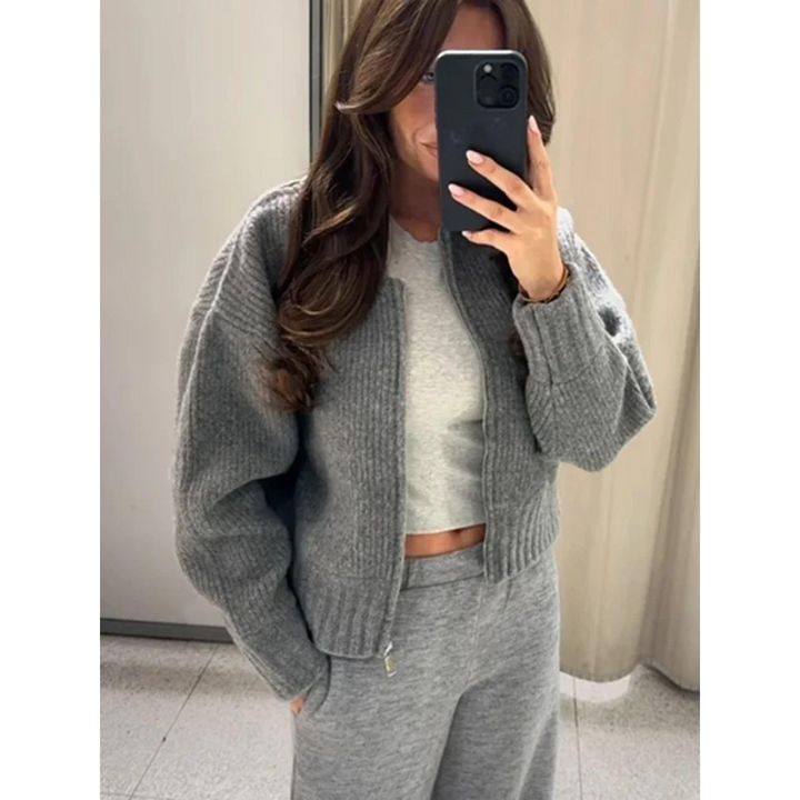 Cardigan donna grigio con cerniera e girocollo, ideale per un look casual-chic. Abbigliamento femminile versatile.
