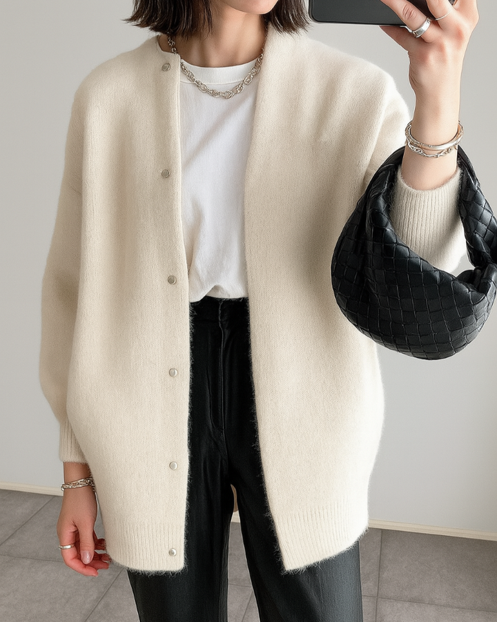 Cardigan donna invernale con bottoni decorativi e collo rotondo classico. Capi spalla moda femminile elegante.