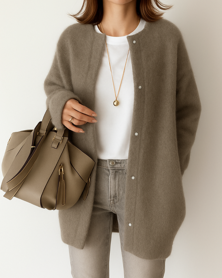 Cardigan casual da donna, invernale e comodo con bottoni. Maglione versatile per look quotidiani eleganti.