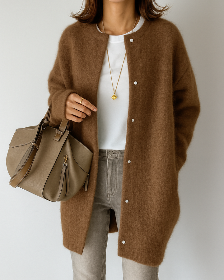 Cardigan femminile e chic invernale, con collo rotondo e bottoni. Un capo spalla essenziale per la stagione fredda.