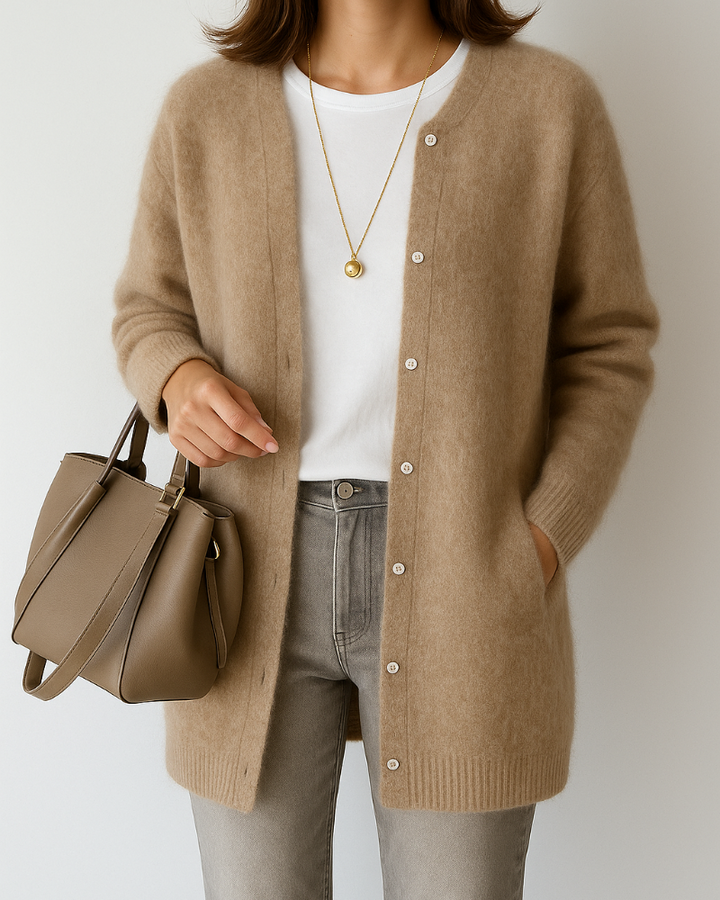 Cardigan donna invernale elegante con bottoni e collo rotondo, perfetto per un look raffinato e caldo.