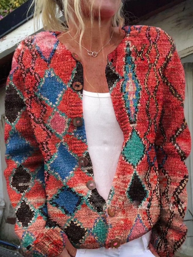 Primo piano del cardigan donna con dettagli della fantasia floreale e texture morbida, look primaverile.