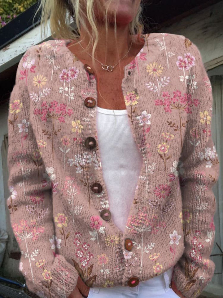 Cardigan donna floreale indossato, con abbottonatura e manica lunga, stile elegante e confortevole.