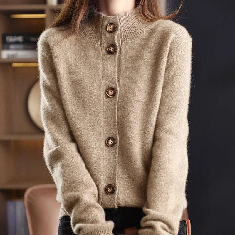 Morbido maglione donna marrone chiaro con colletto, ideale per un comfort casual e versatile in autunno.
