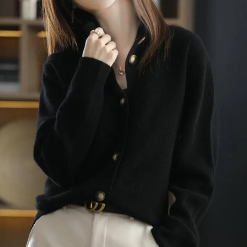 Pullover donna nero a manica lunga con colletto, capo essenziale per look eleganti e versatili autunno inverno.