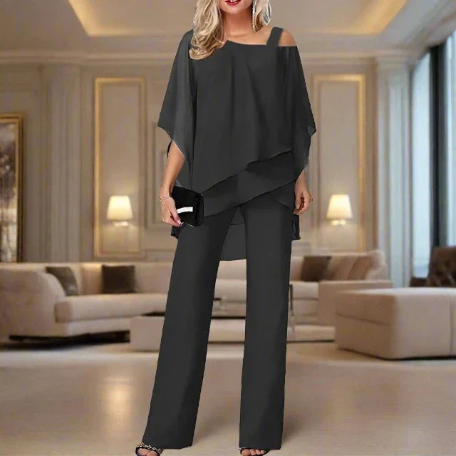 Outfit da sera donna: completo due pezzi elegante con blusa monospalla e pantaloni fluidi. Ideale per eventi speciali.