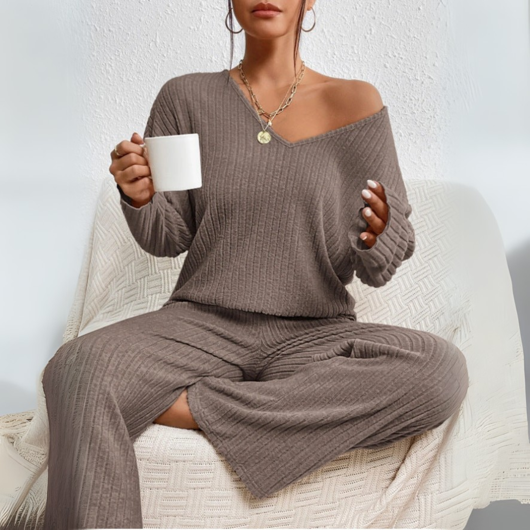 Essenziale completo donna inverno: maglione scollo a V e pantaloni dritti, l'ideale per abbigliamento casa e relax.