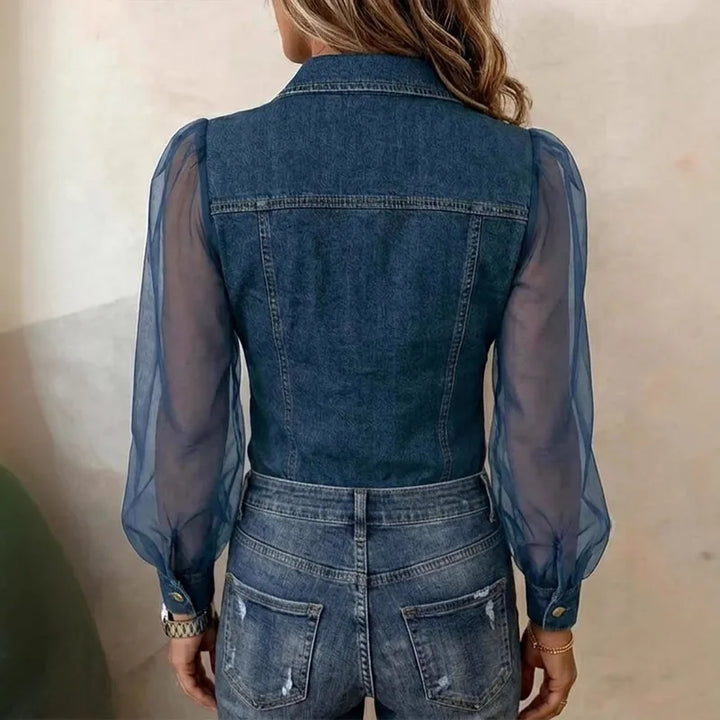 Blusa donna in denim con raffinate maniche in mesh trasparente, perfetta per outfit moda donna eleganti e casual.