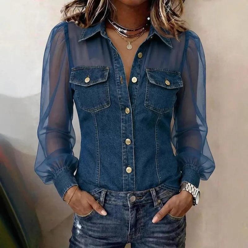 Camicia donna in denim con eleganti maniche trasparenti in mesh, ideale per look casual chic primavera/autunno.