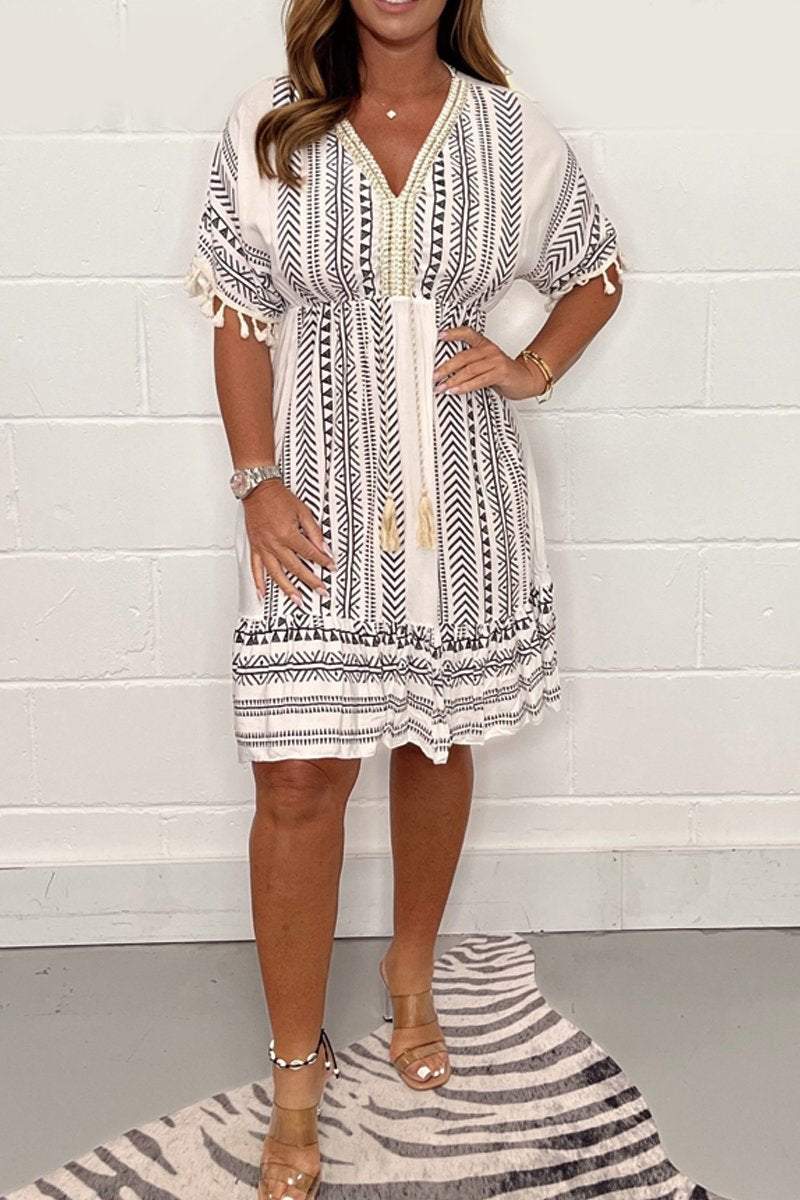 Moda donna: abito estivo bohémien con scollo a V, per un look fresco, chic e alla moda. Ideale vacanze.