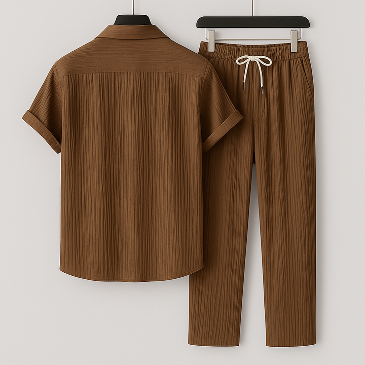 Outfit estivo uomo coordinato: camicia casual e pantaloni con coulisse. Perfetto per un look confortevole e alla moda.