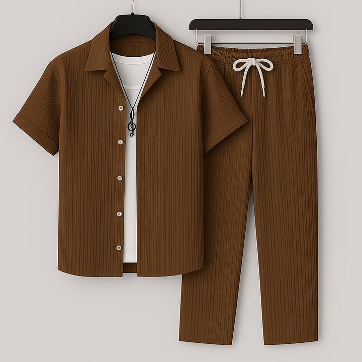 Completo estivo uomo casual: camicia morbida e pantaloni con coulisse. Stile coordinato e rilassato per l'estate.