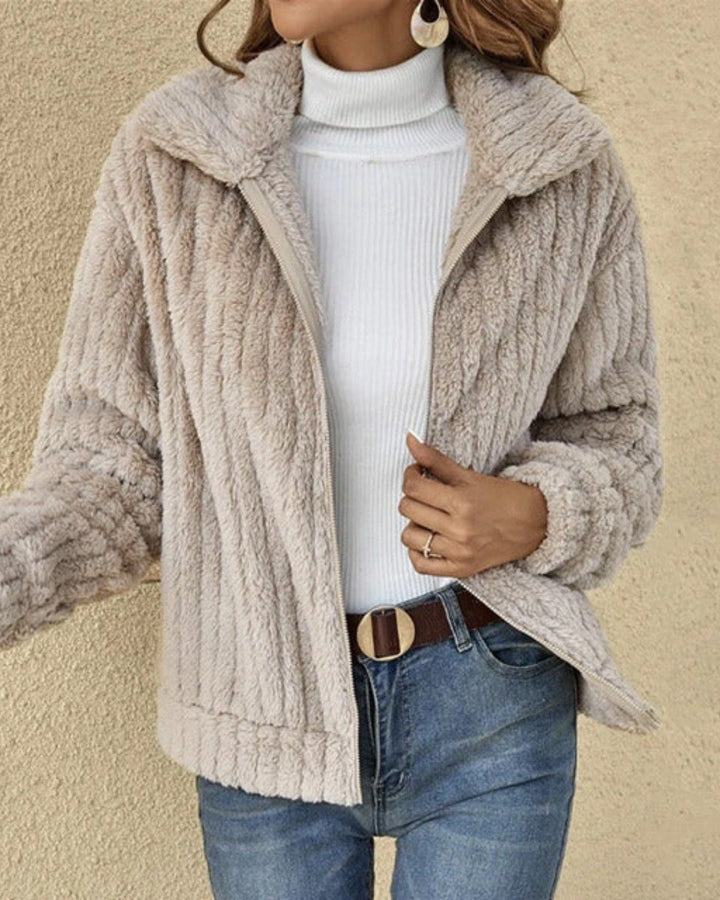 Giacca invernale da donna calda e morbida, con zip integrale, perfetta per comfort e stile casual.