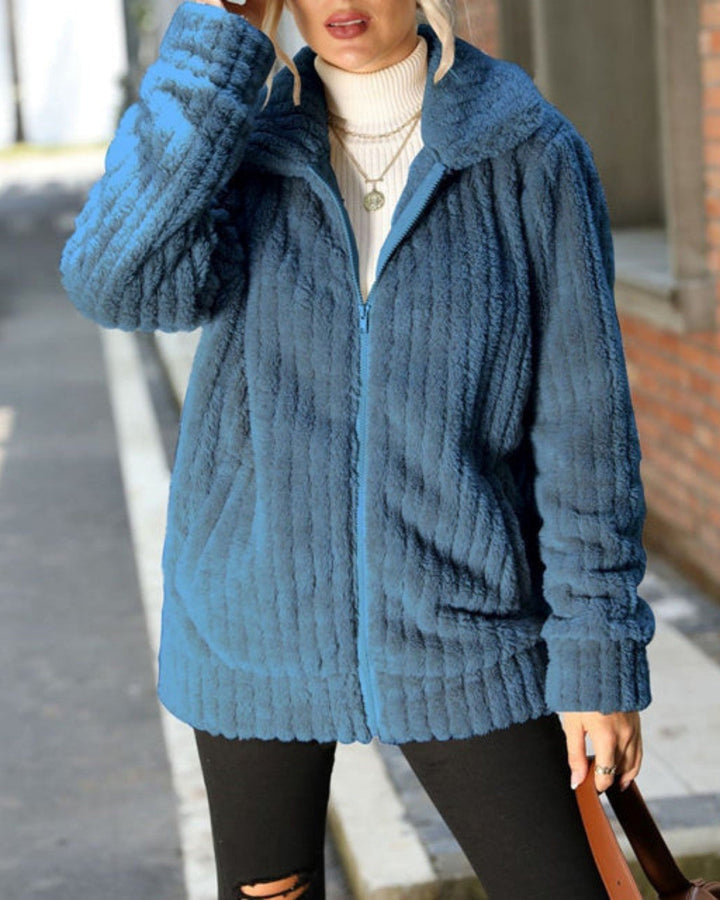 Elegante giacca donna invernale con zip, calda e morbida, ideale per un look casual e confortevole.
