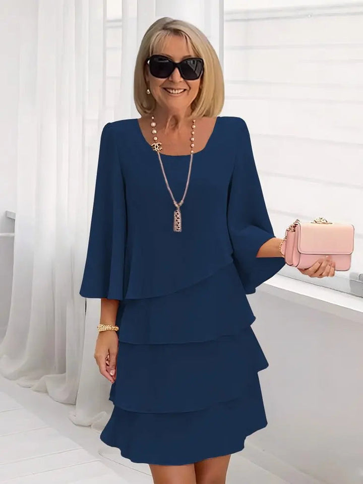Abito donna con raffinate balze decorative e maniche lunghe. Ideale per un look quotidiano chic.