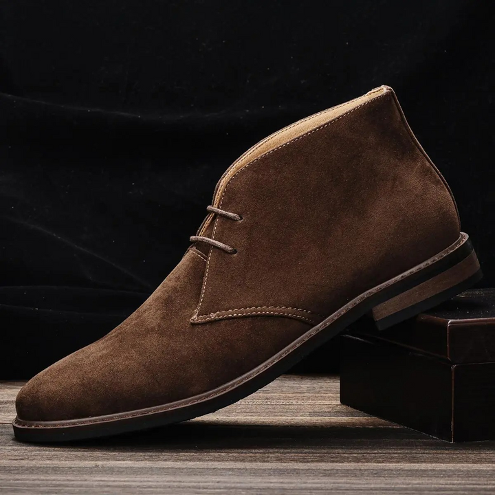 Stivali Chukka uomo classici allacciati in pelle marrone, perfetti per look casual ed eleganti, comfort e stile versatile.