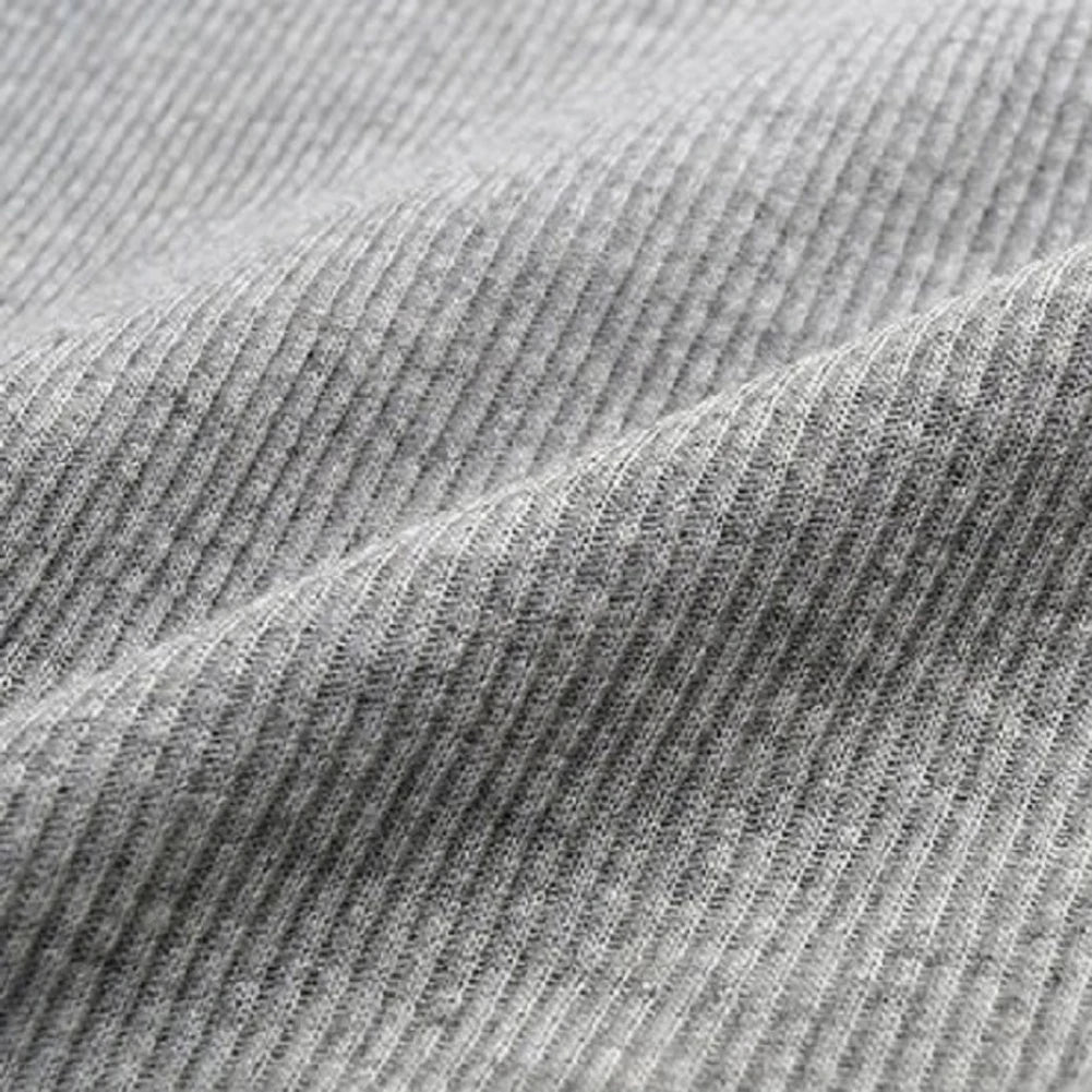 Abbigliamento uomo sportivo: canotta da allenamento, vestibilità ampia per libertà di movimento.