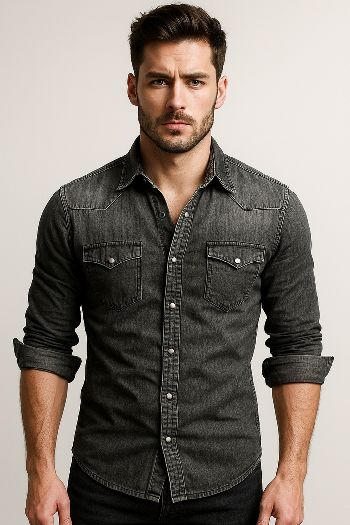 Camicia denim nera da uomo, taglio slim fit e bottoni automatici. Un capo casual e confortevole per l'abbigliamento maschile.