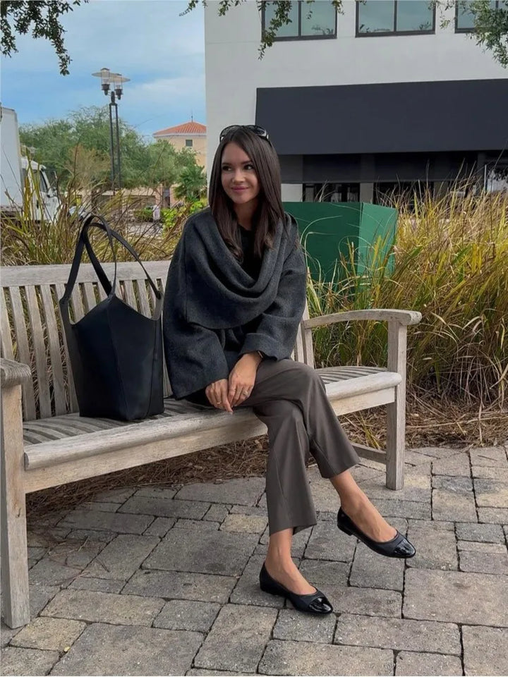 Cappotto donna grigio carbone, collo a scialle, per un look elegante. Capospalla avvolgente lungo per la moda invernale.