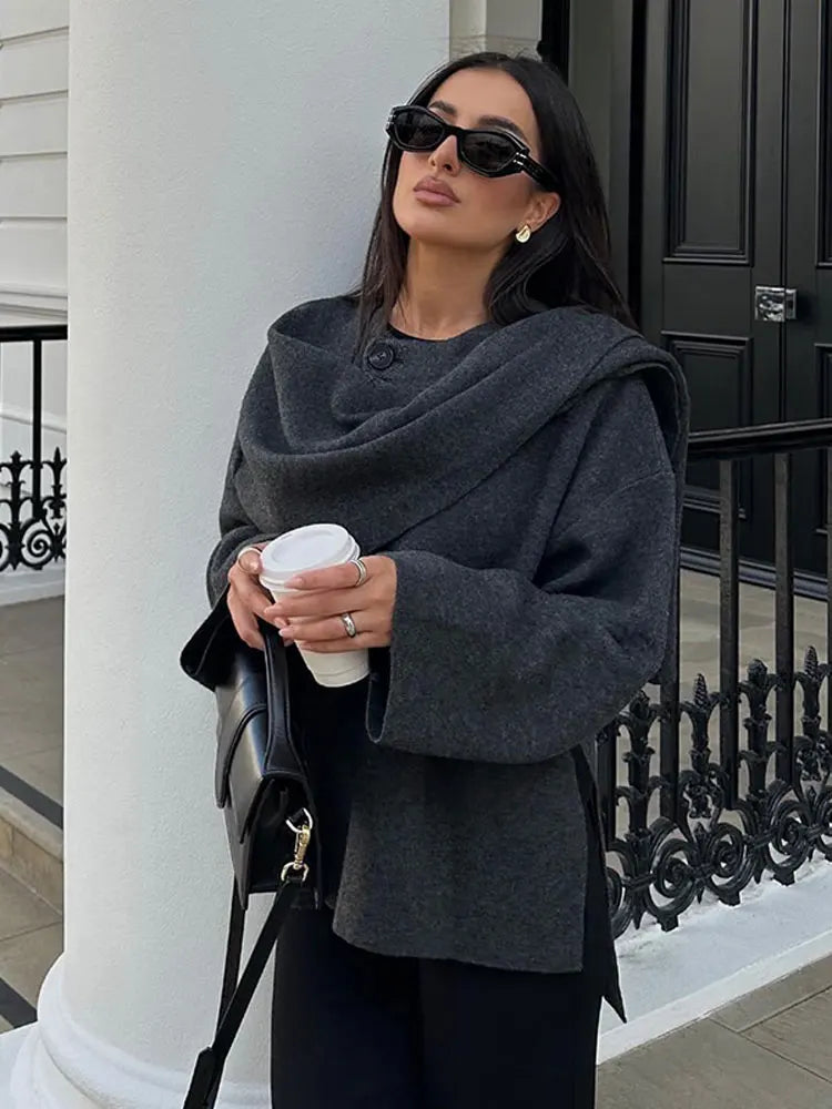 Elegante cappotto lungo donna grigio carbone, design avvolgente con collo a scialle. Essenziale per la moda invernale.