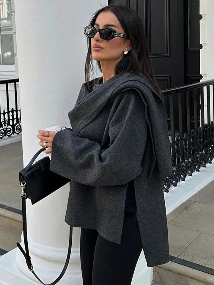 Cappotto lungo donna grigio carbone, stile elegante con collo a scialle. Capospalla avvolgente per l'abbigliamento invernale.