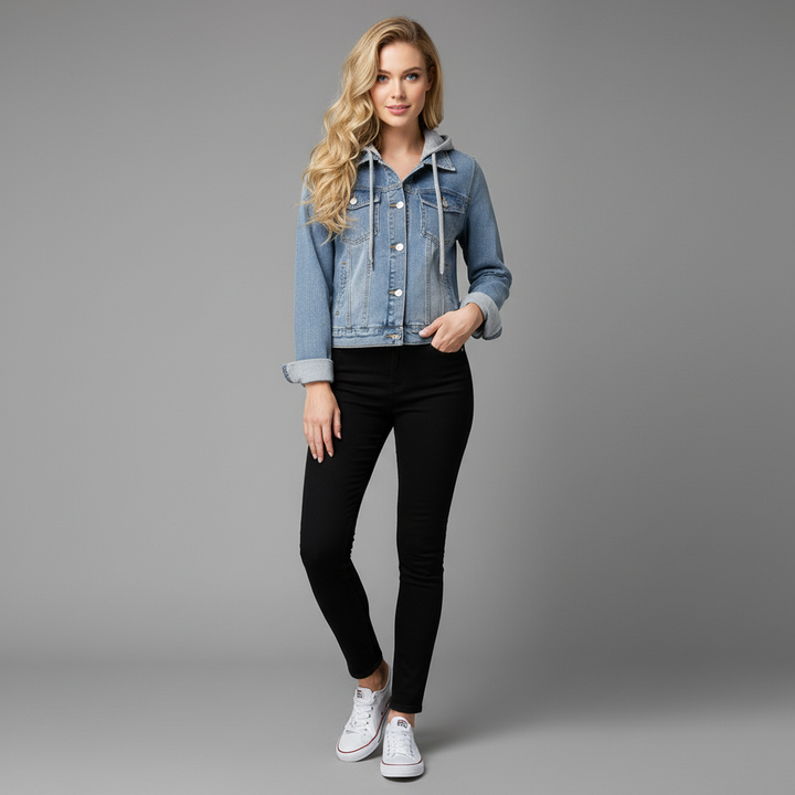 Giacca in denim da donna celeste con cappuccio rimovibile, bottoni metallici e stile casual oversize.