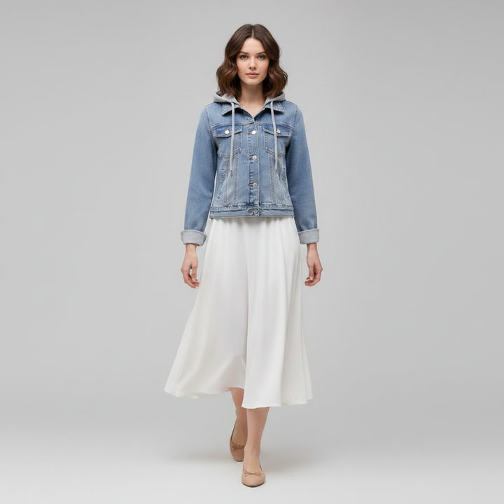 Giacca in denim celeste da donna, con pratico cappuccio rimovibile. Perfetta per un look casual versatile.