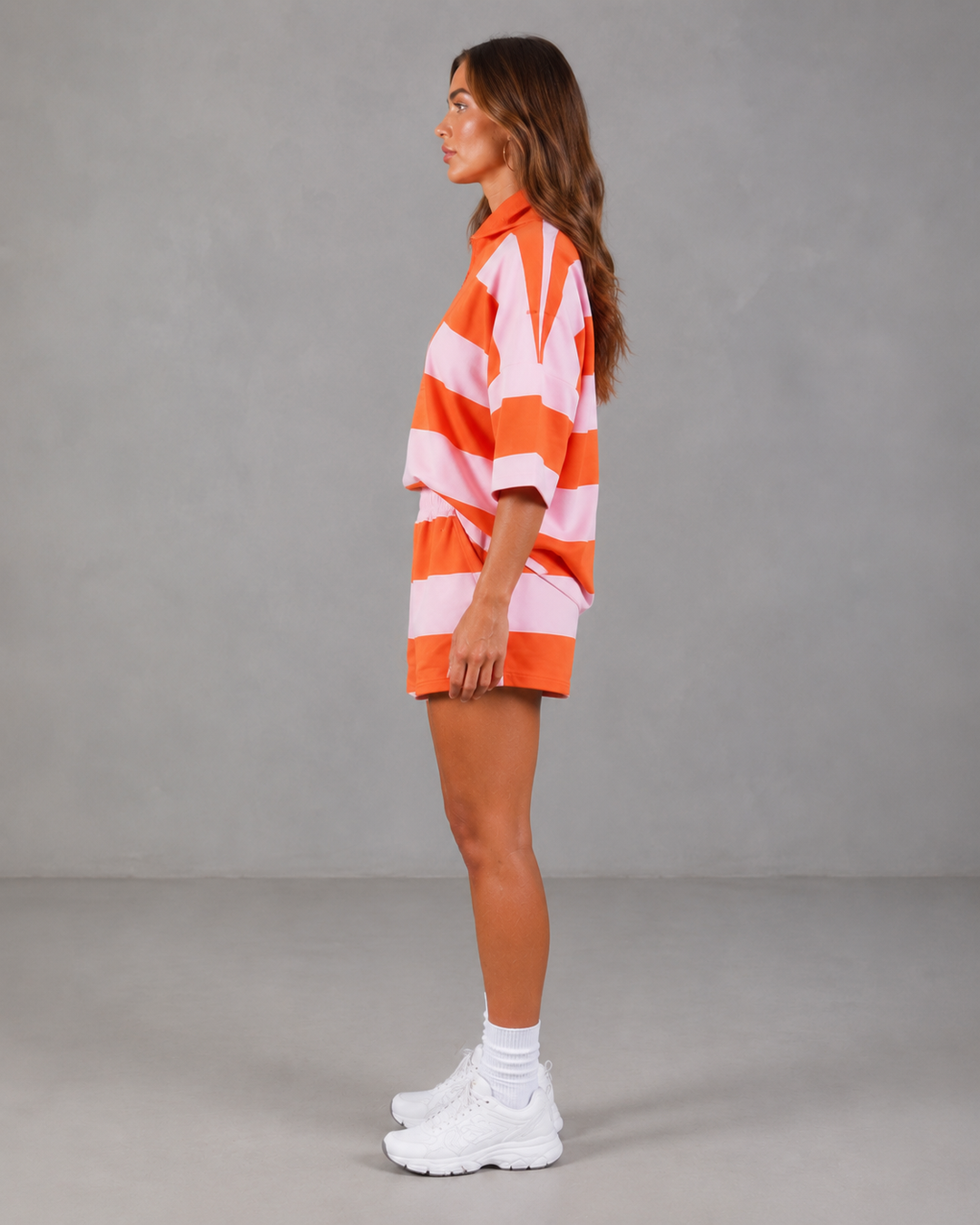 Maglione donna a righe con zip per un look casual-chic. Comodità e stile per le stagioni di transizione.
