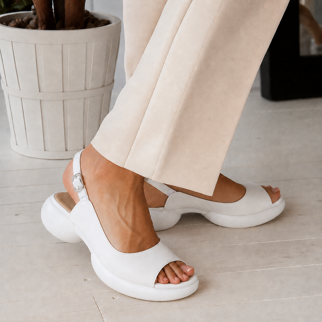 Sandali estivi donna con design moderno, scarpe comode e leggere, ideali per la moda estate e outfit casual.