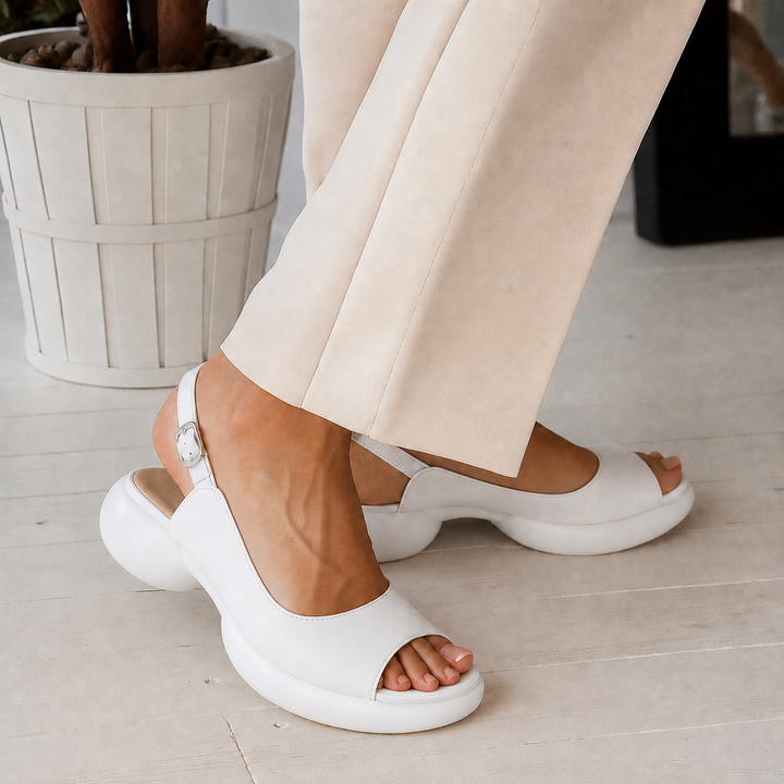 Sandali estivi donna con design moderno, scarpe comode e leggere, ideali per la moda estate e outfit casual.