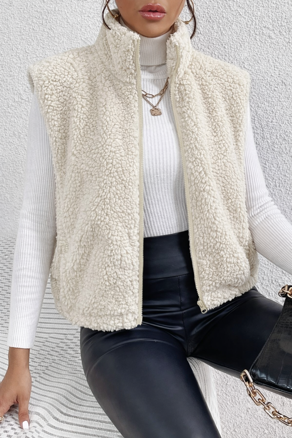 Gilet donna in morbida pelliccia teddy spento bianco con zip, caldo e comodo per autunno/inverno.