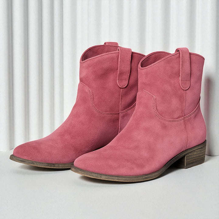 Stivaletti donna western con tacco largo, comodi e versatili per un look di tendenza autunno inverno.