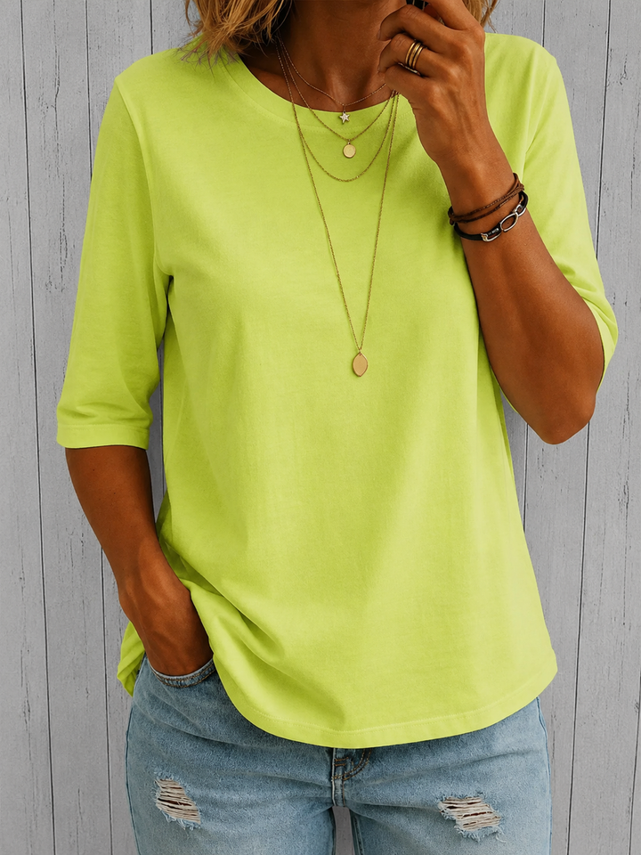 Maglia donna primaverile a maniche tre quarti, essenziale per un guardaroba funzionale.
