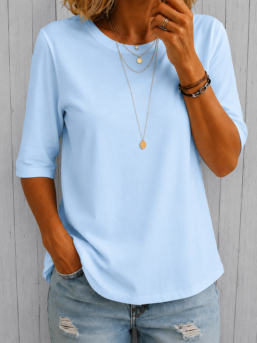 Maglia donna versatile a maniche 3/4, ideale per look casual e comfort quotidiano.