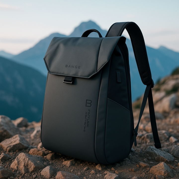 Zaino rigido uomo grigio, accessorio funzionale per laptop, protezione sicura per viaggi d'affari.